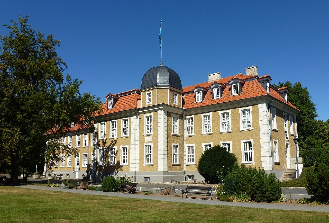 Das Neue Schloss vom Schlosspark aus gesehen