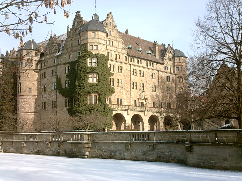 Schloss Neuenstein (Hohenlohe), selbst fotografiert, Januar 2006, mit Eis auf dem Schwanensee