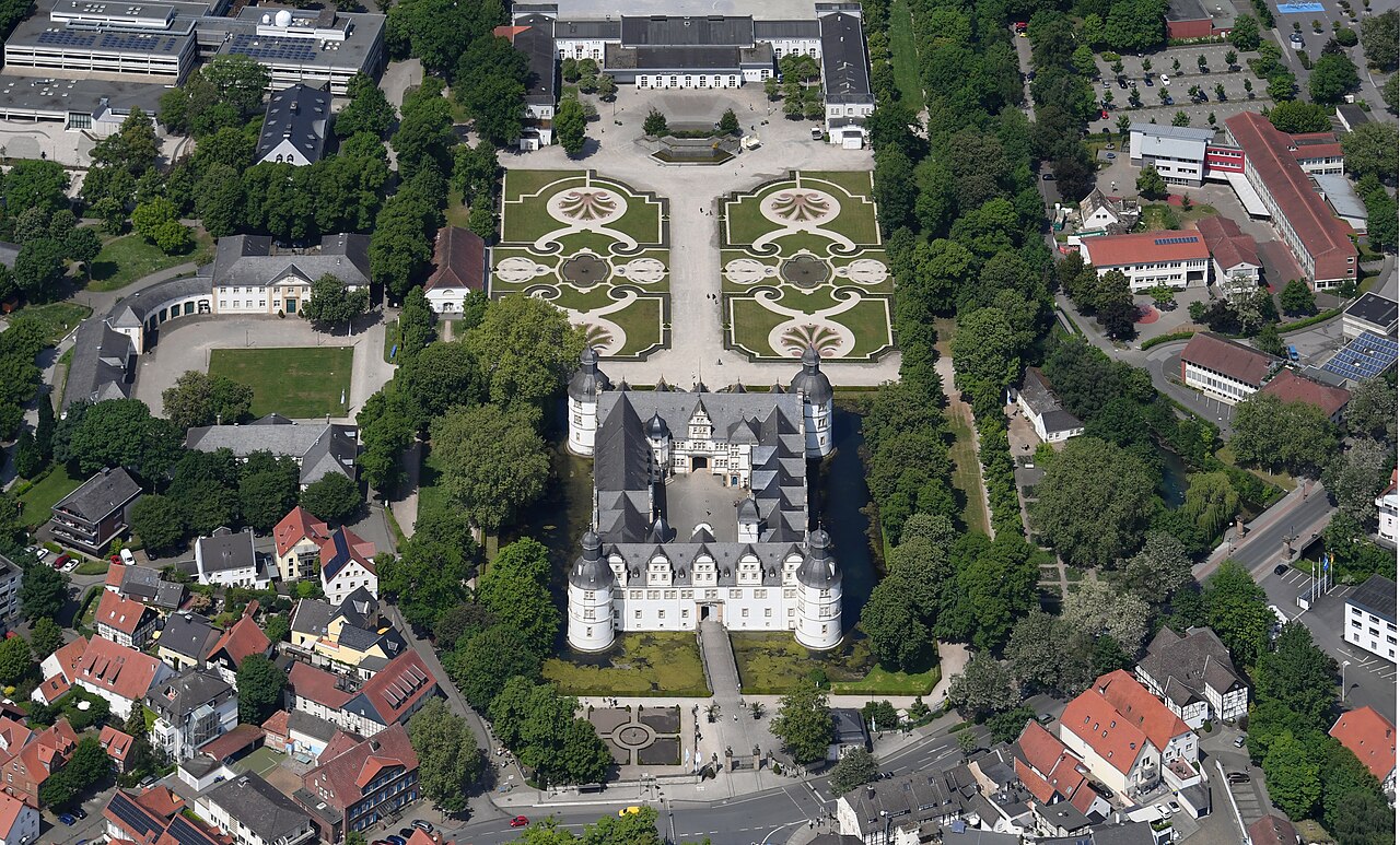 Aerial image of Schloss Neuhaus (view from the southeast)