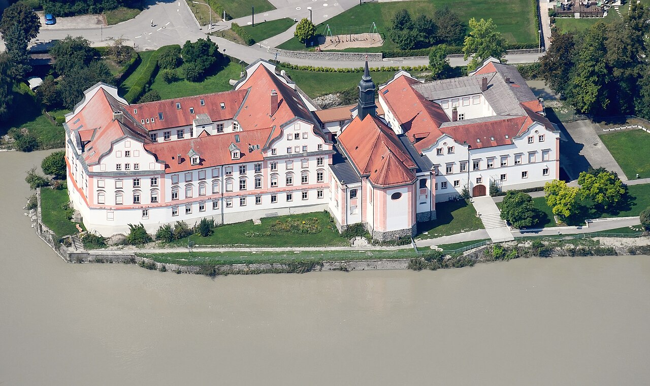 Aerial image of the Schloss Neuhaus am Inn (view from the southeast)