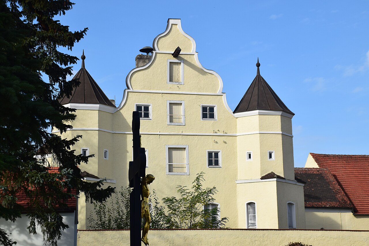 zweigeschossiger Satteldachbau mit Eckerkertürmen und Schweifgiebel