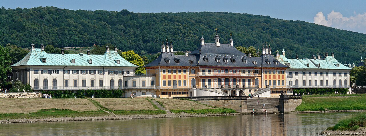 Blick über die Elbe auf das Schloss Pillnitz (Wasserpalais) von Kleinzschachwitz aus