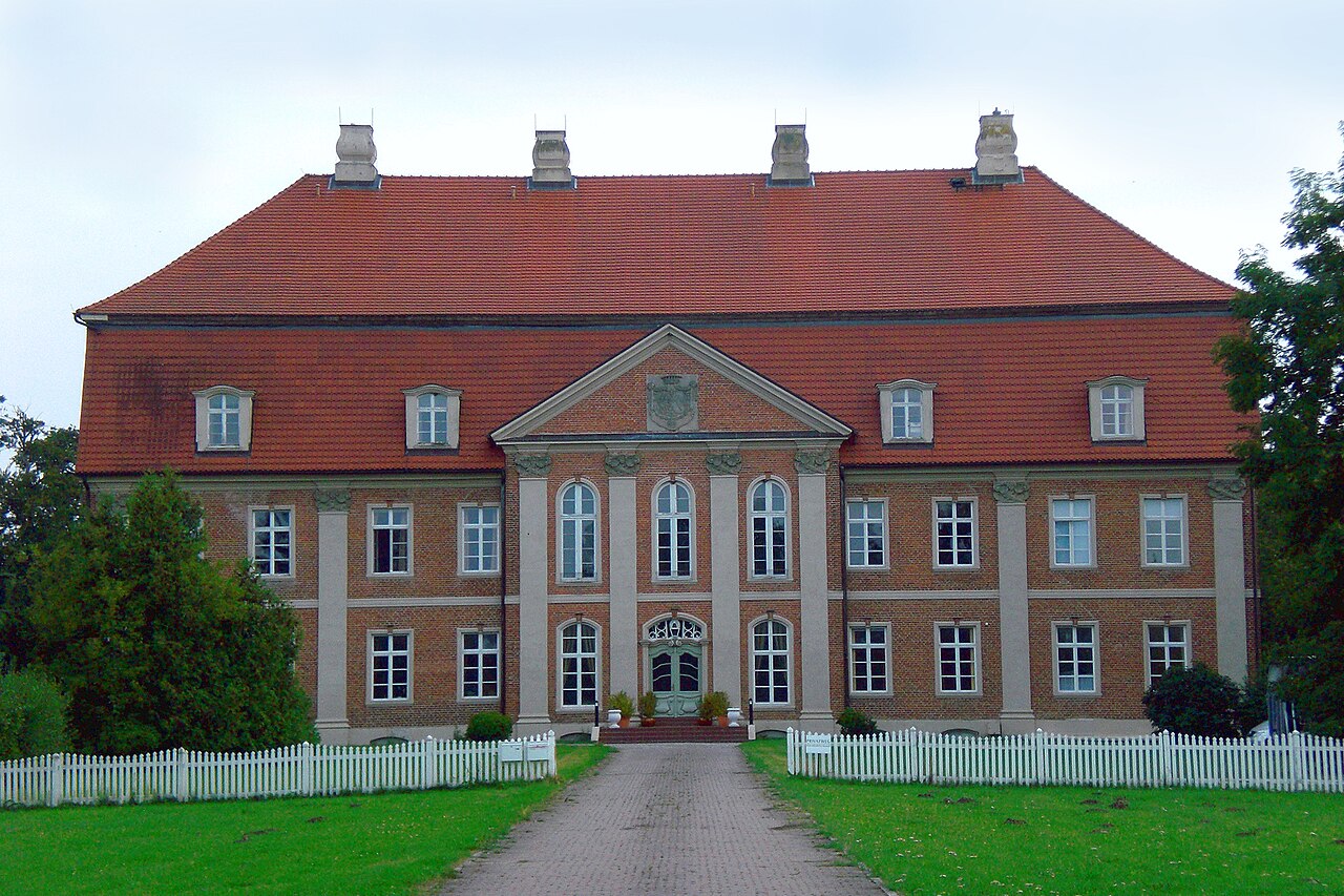 Seit 1395 bis zur Enteignung 1945 befand sich das Gut im Besitz der Familie von Bassewitz