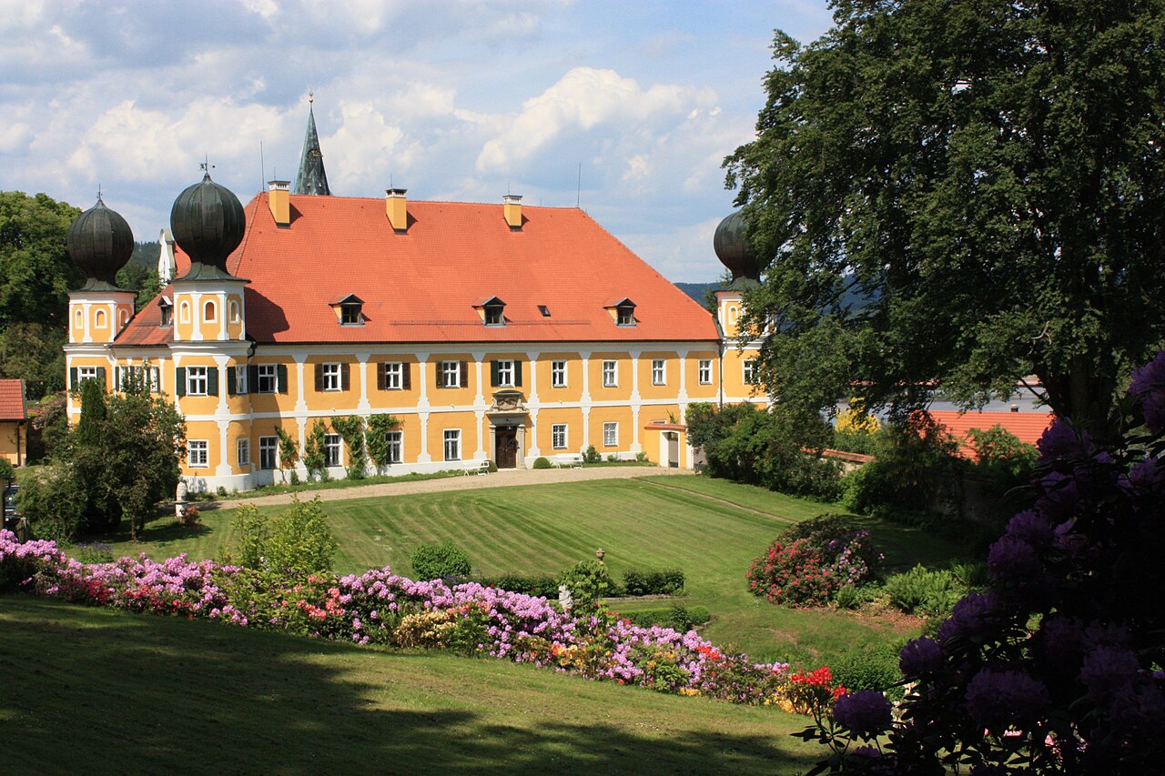 Schloss Ramspau im Mai 2009 während der Rhododendron-Blüte