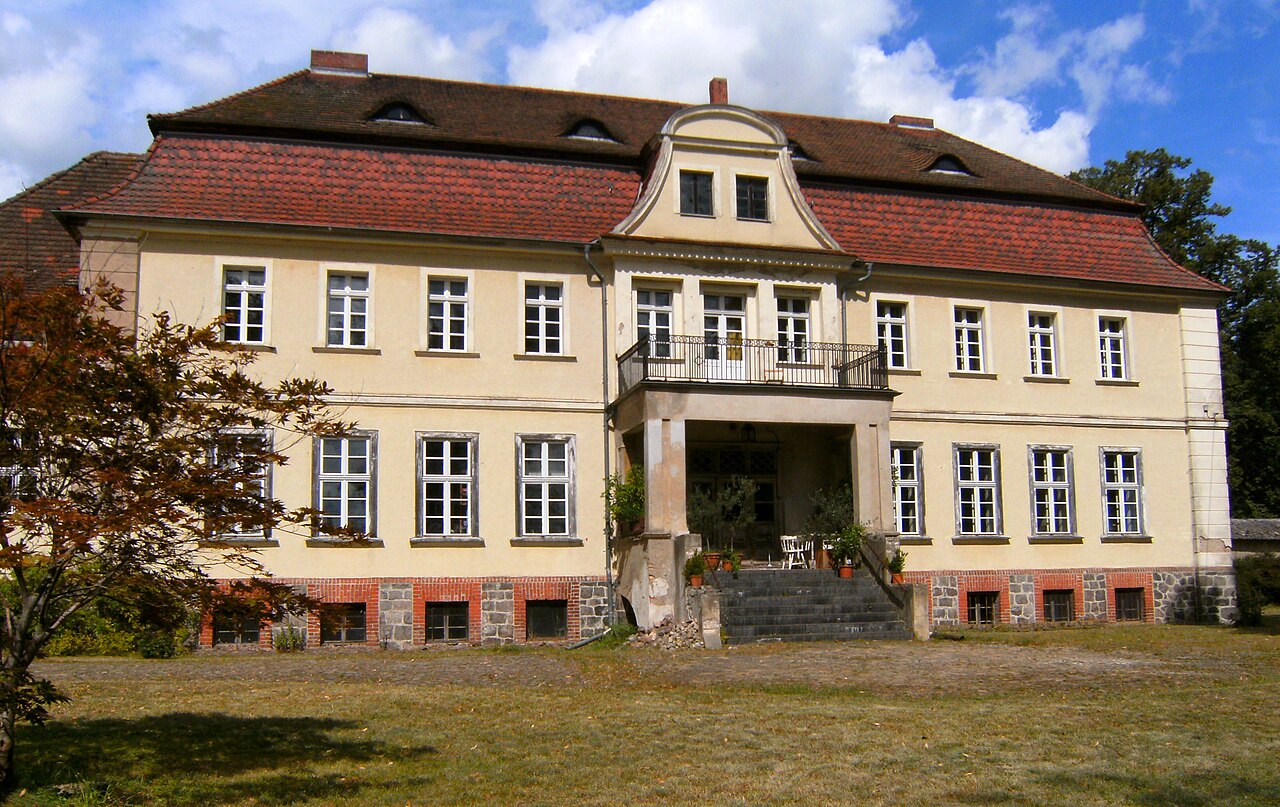 Vorderansicht mit Altan und Glockengiebel, von Süden