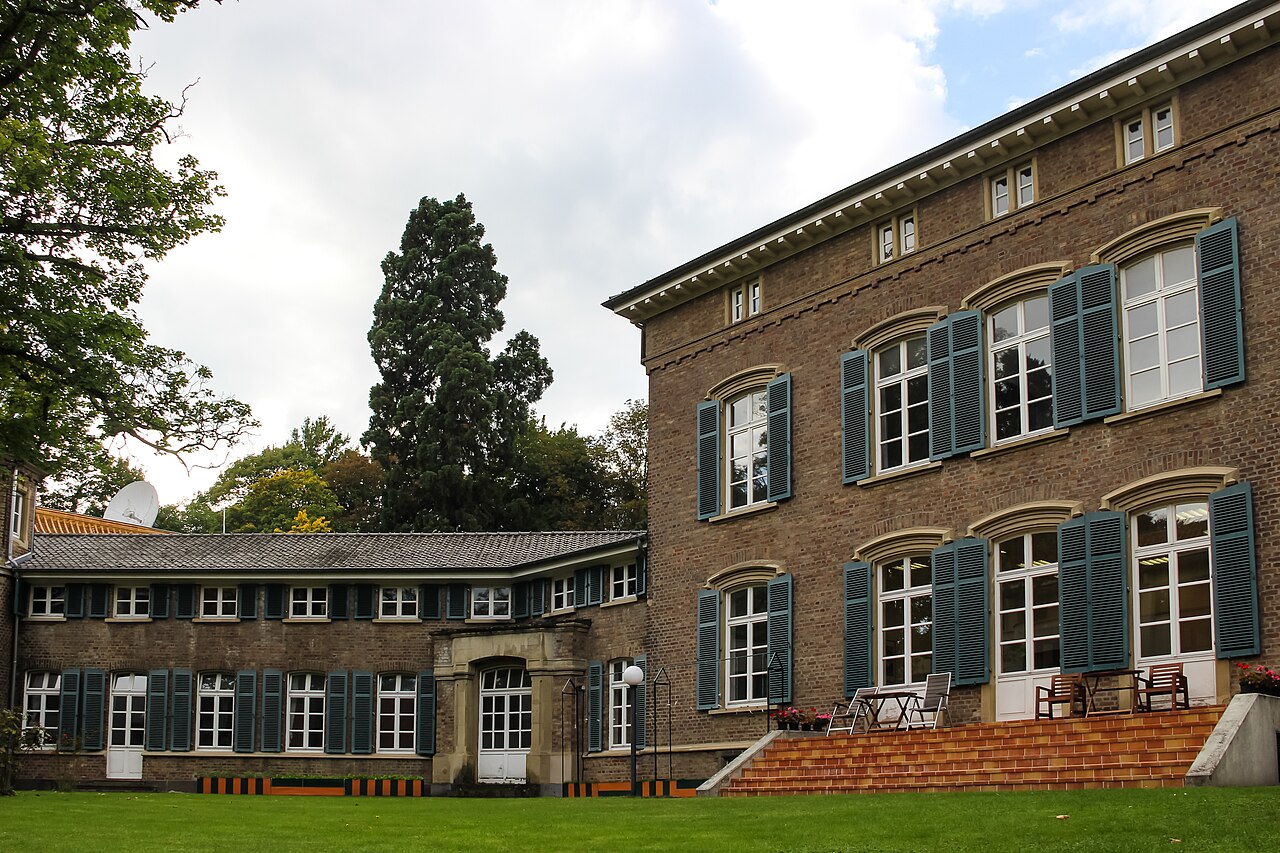 Außenstelle Bonn der Botschaft der Volksrepublik China , Kurfürstenallee 12, Bad Godesberg , Stadt Bonn