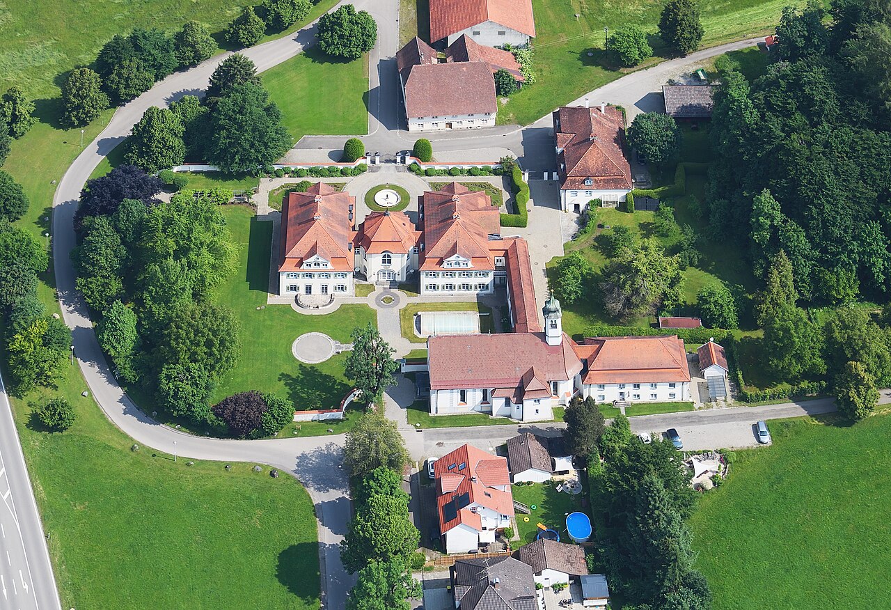Aerial image of Schloss Rimpach (view from the south)