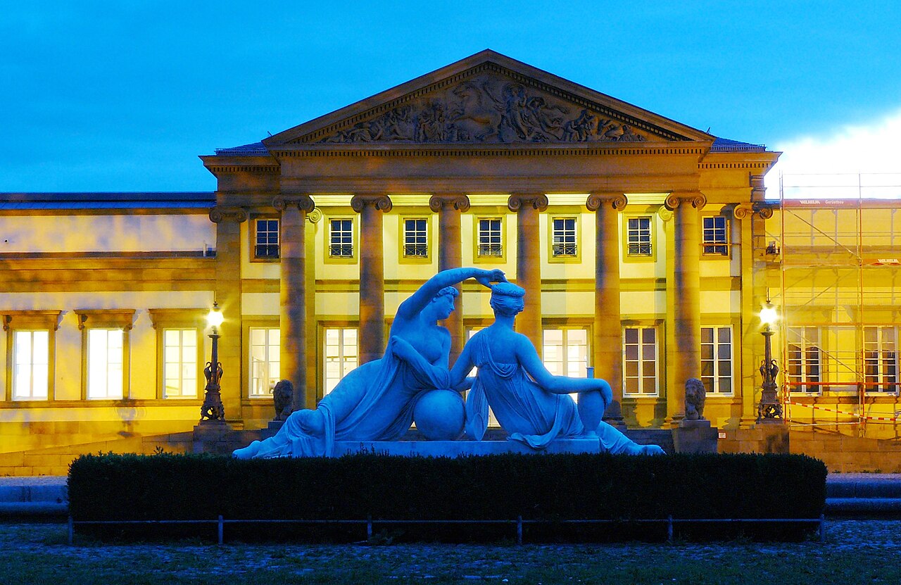 Schloss Rosenstein mit Nymphengruppen zur blauen Stunde