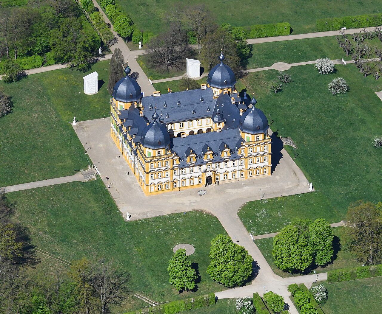 Aerial image of Schloss Seehof (view from the southeast)