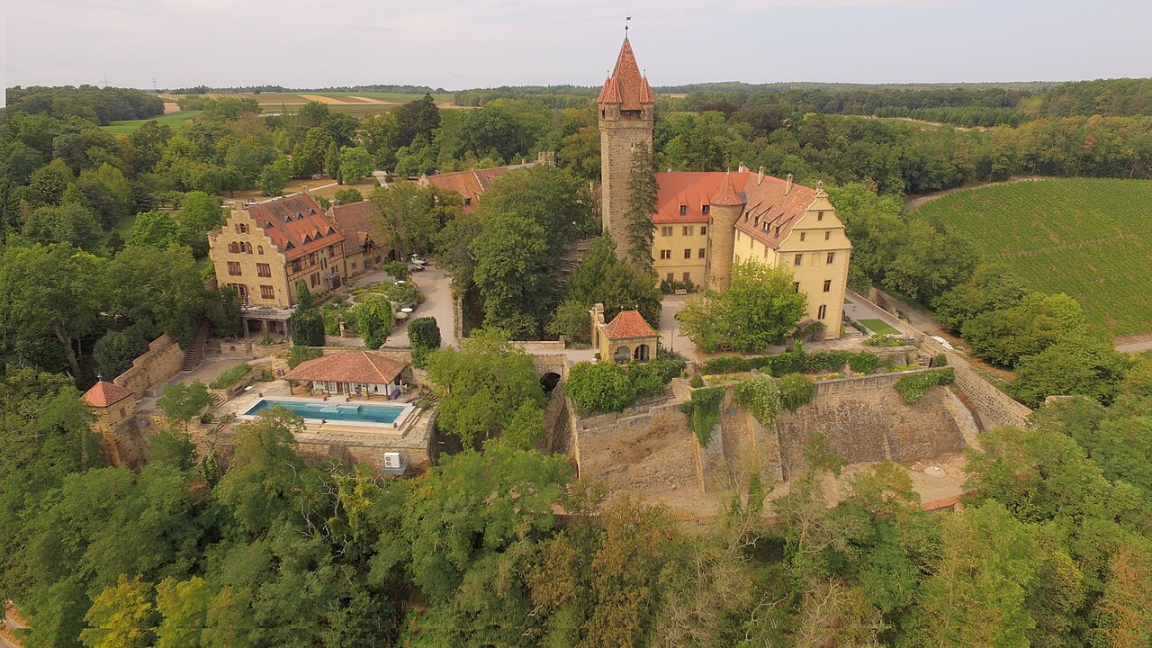 Luftaufnahme Schloss Stocksberg und das prachtvolle Anwesen aus südlicher Richtung