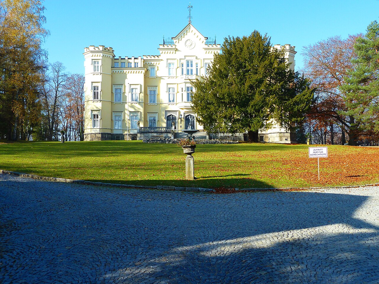 Schloss Vogelsang mit Park und Brunnen
