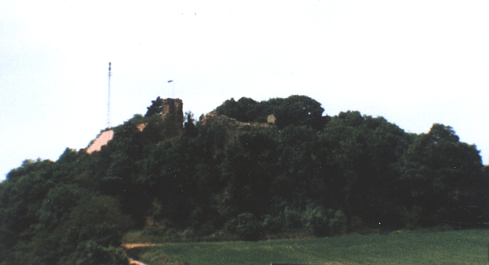 Burg Moschellandsberg, Ansicht ungefähr von derselben Seite wie bei Merian
