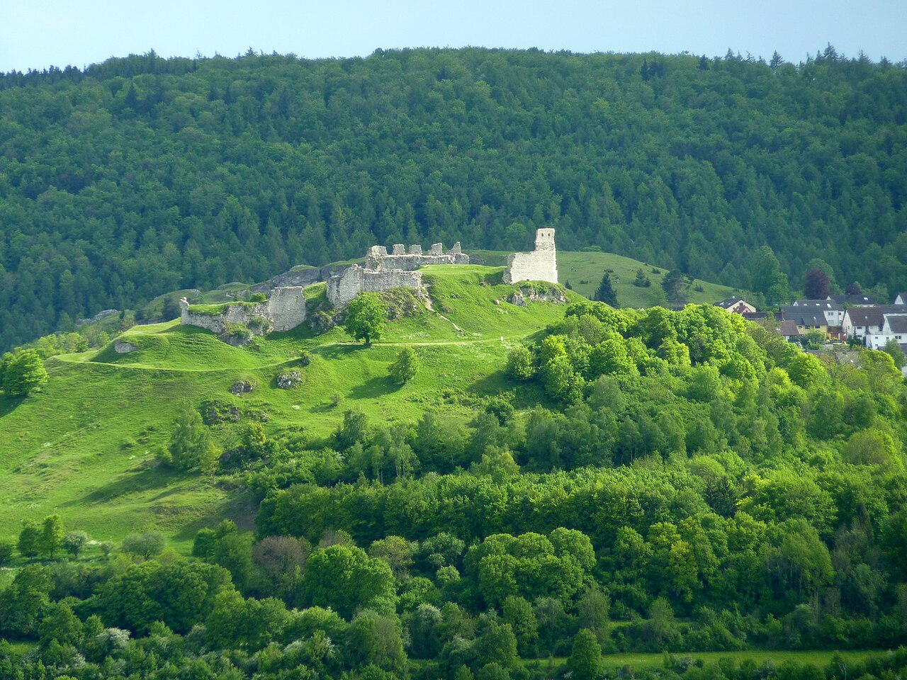 Ruine Flochberg vom Ipf aus nördlicher Richtung gesehen