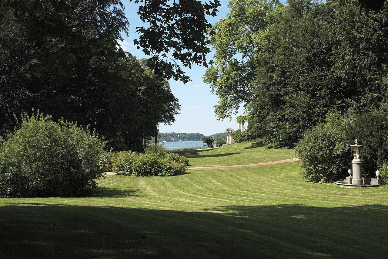 Schloss Glienicke in Berlin-Wannsee im Bezirk Steglitz-Zehlendorf (Land Berlin/Deutschland), Schlosspark