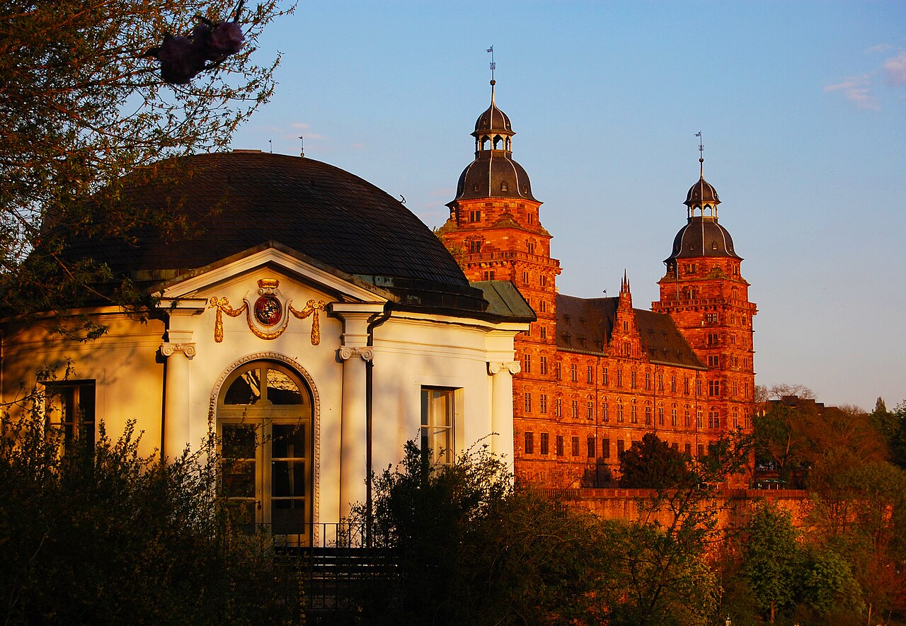 Widok Muzeum Zamkowego od strony Pompejanum
