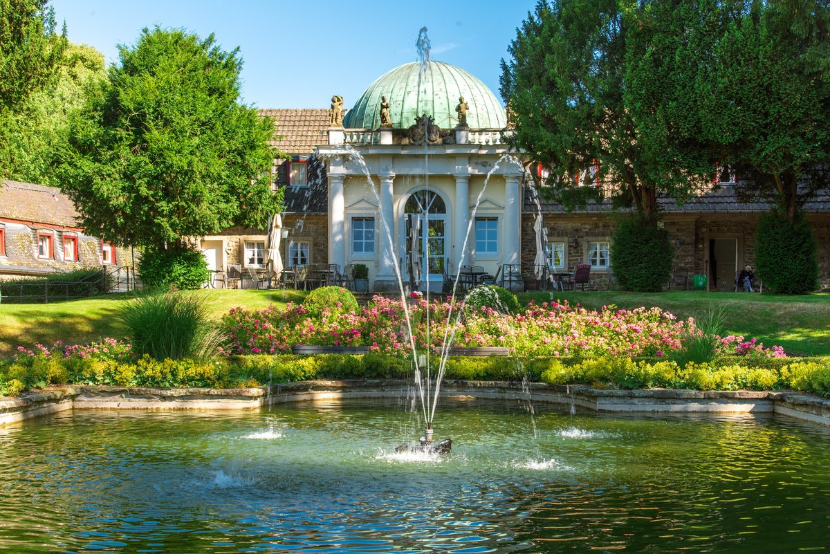 Die Orangerie befindet sich im Schlosspark Merten neben der Kirche St. Agnes.