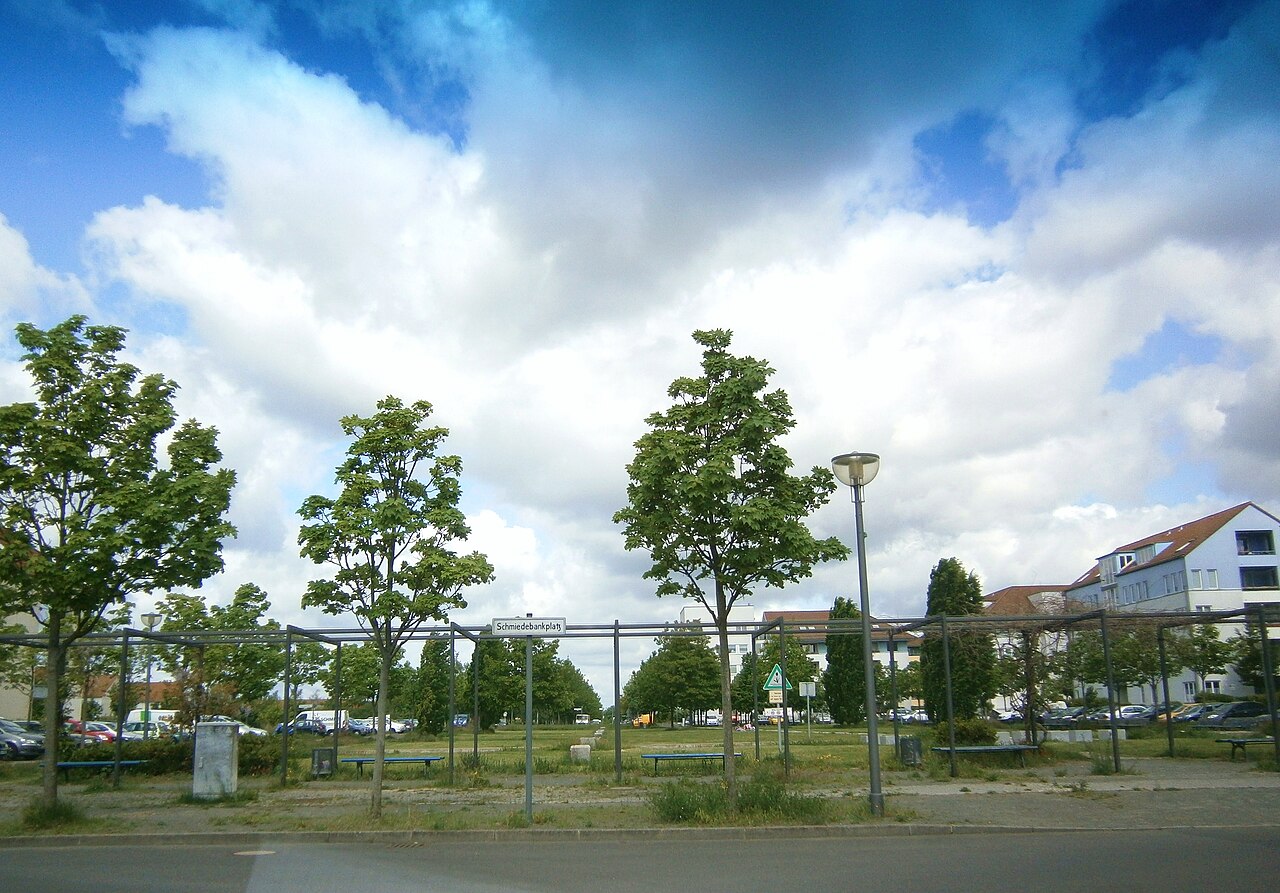 Schmiedebankplatz:Straße im Ortsteil Berlin-Karow (Blickrichtung: West)