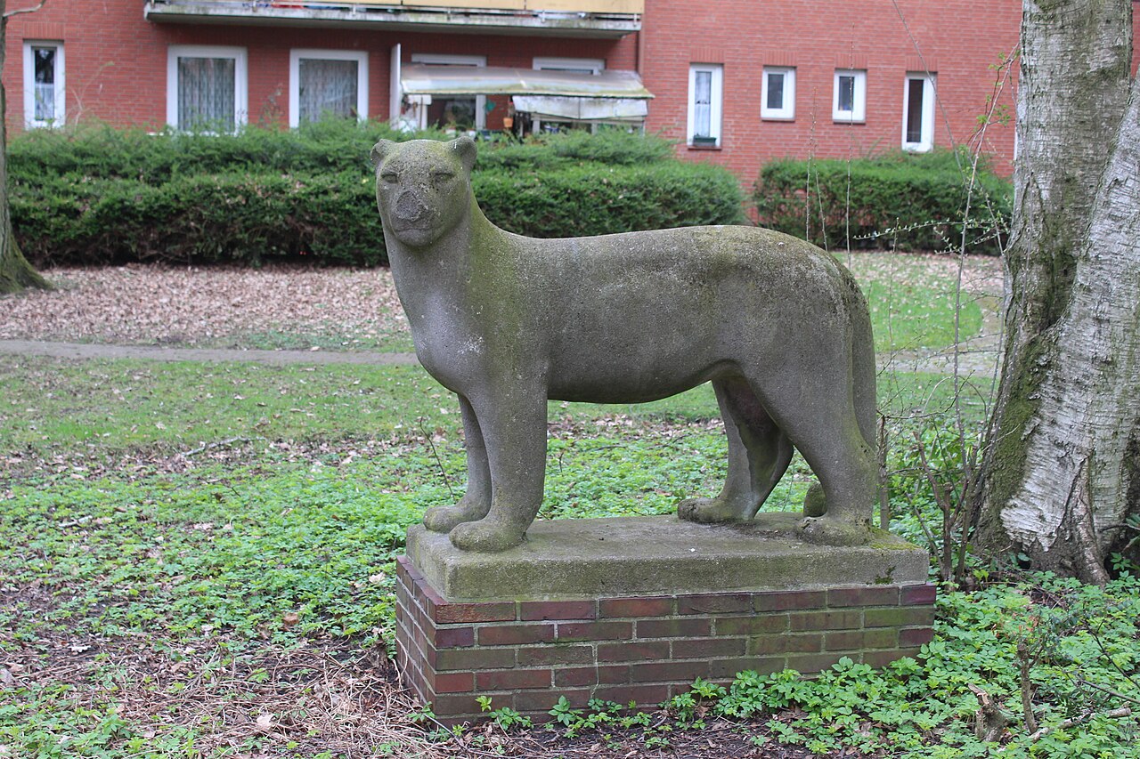 Schneeleopard (1960) von Kurt Bauer, Struenseestraße 9-13 Hinterhof