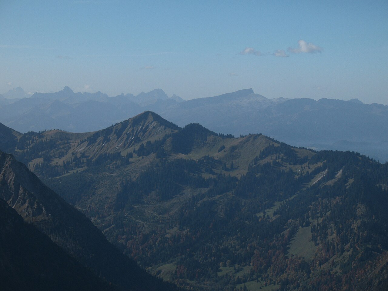 Blick vom Iseler (1876 m) auf den Schnippenkopf (1833 m) mit Heidelbeerkopf (1767 m)