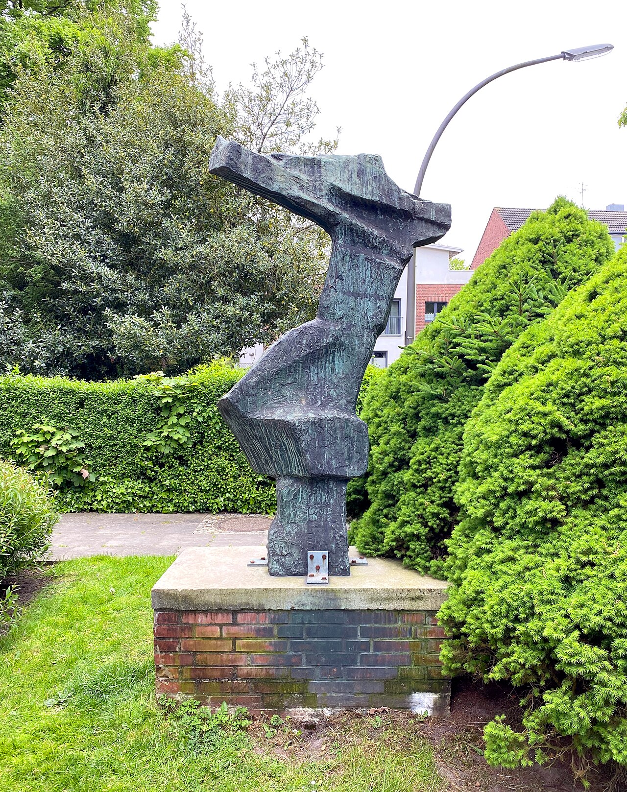 Bronze "Schräger Torso" von Karl August Ohrt (1968), Warnstedtstraße 21, Hamburg-Stellingen