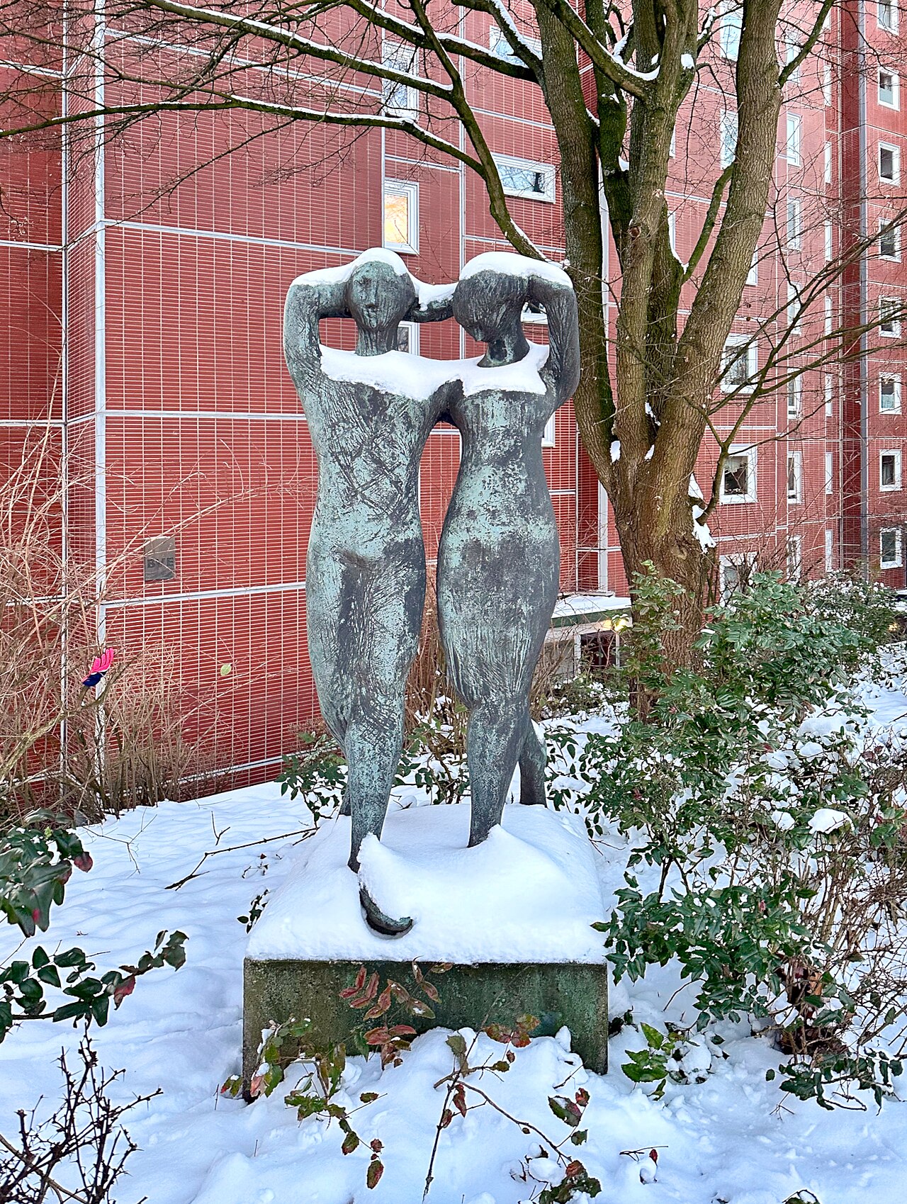 Skulptur "Schreitendes Paar" (1978) von Gisela Engelin-Hommes , Horner Landstraße 416, Hamburg-Billstedt