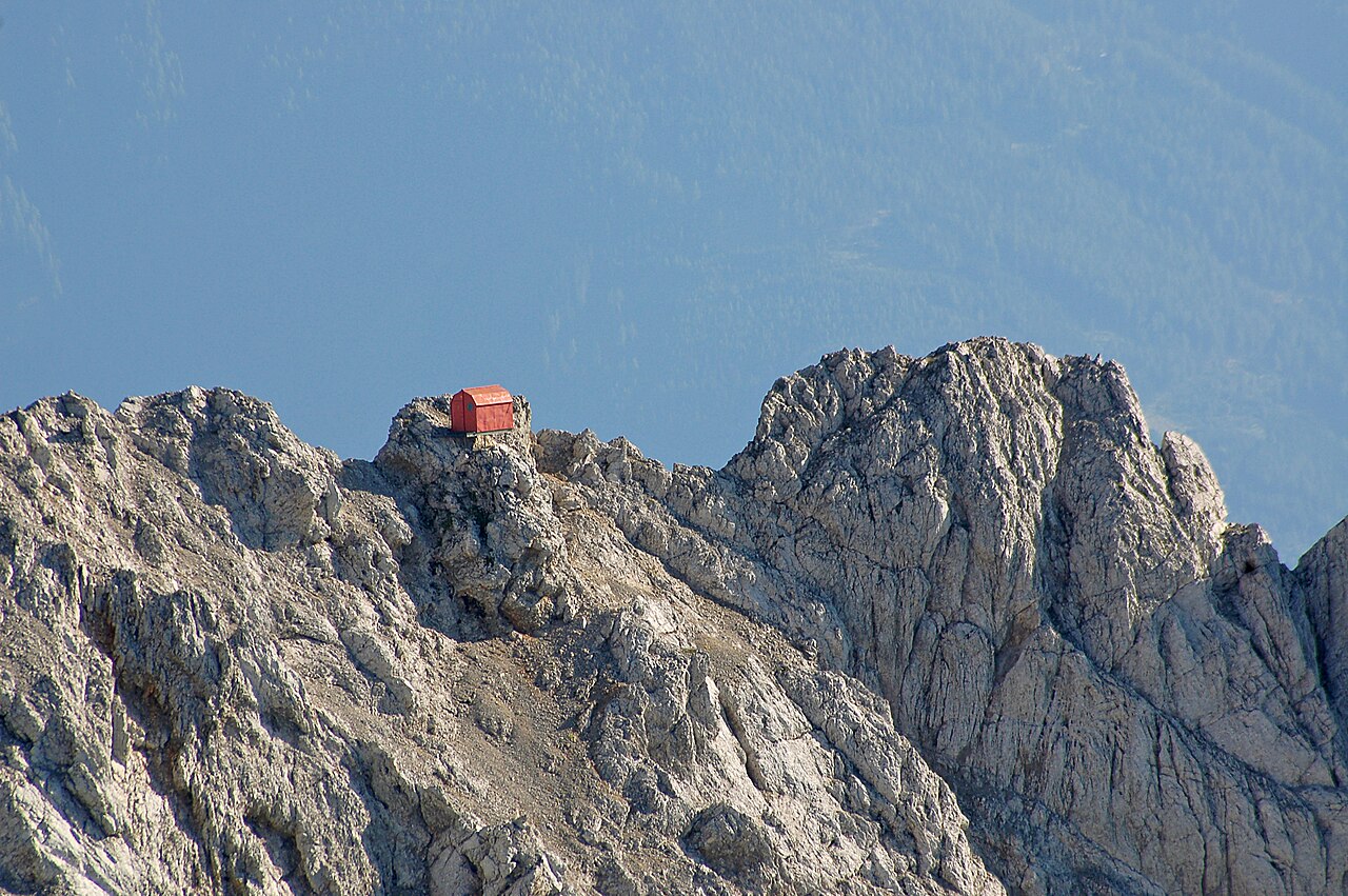 Schüsselkar bivouac seen from the western Partenkirchner Dreitorspitze (from North)