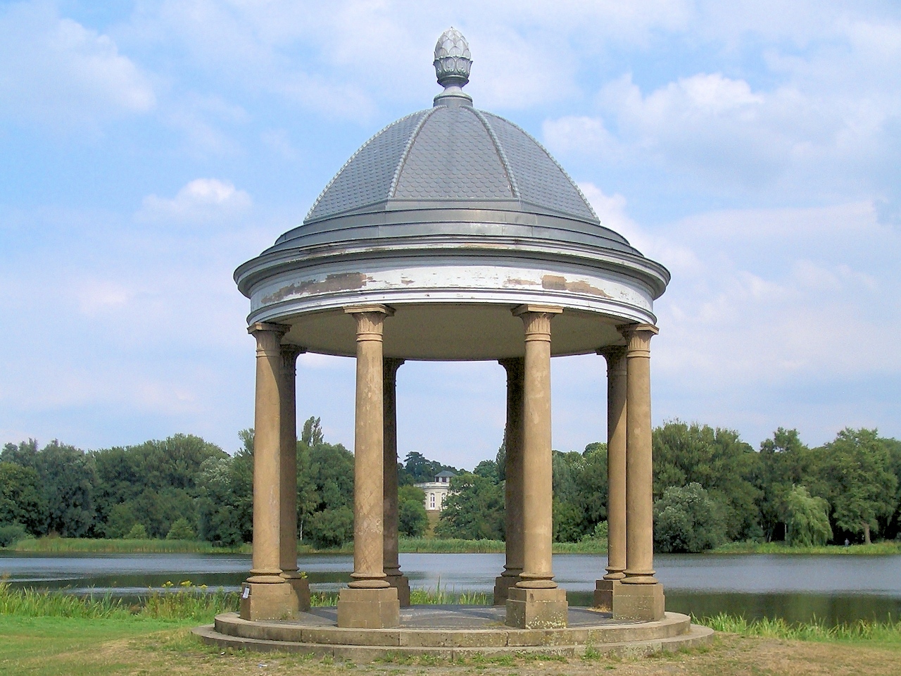 Säulentempel im Richmondpark mit Blick zum Schloss