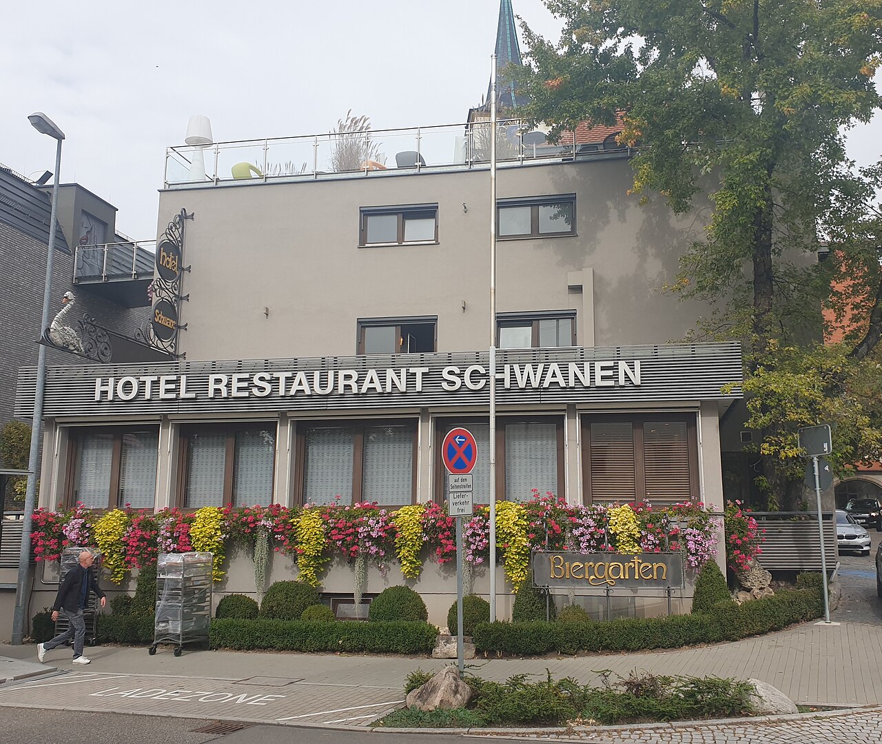 Ansicht des Hotel-Restaurants Schwanen in Metzingen von der Straße aus