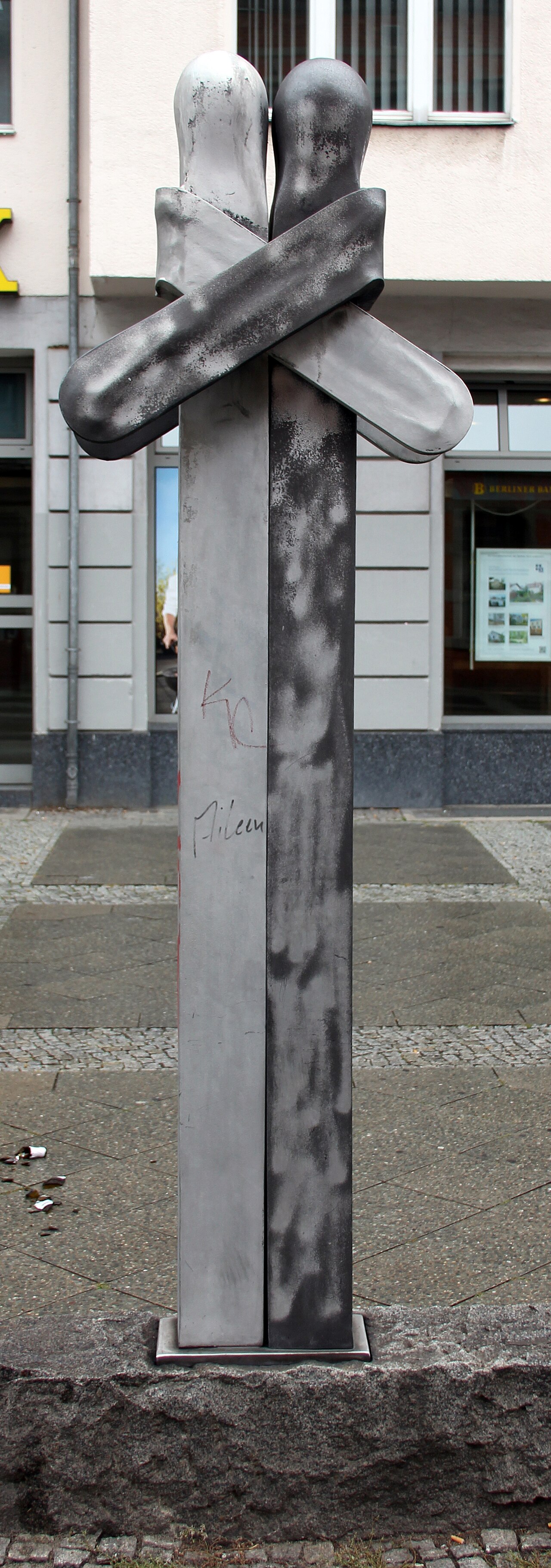 Sculpture, " Schwarz-weißes Paar " by Jan Skuin , 1994, Schnellerstraße 127, Berlin-Niederschöneweide , Germany
