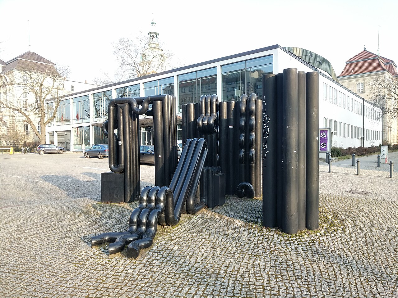 Schwarze PVC-Skulptur