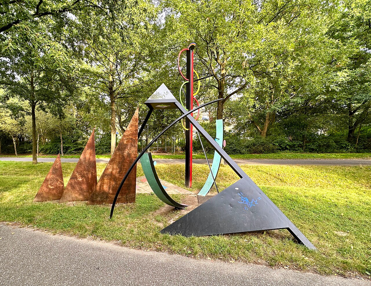Skulptur "Schwebende Pyramide" (1990) von Knud Knabe, Kandinskyallee, Wohnsiedlung Mümmelmannsberg in Hamburg-Billstedt