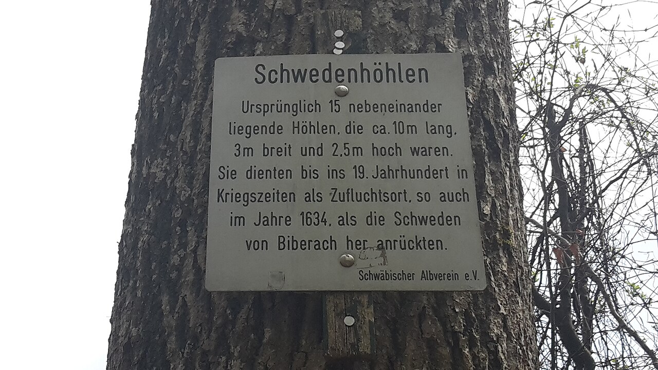 Informationsschild des Schwäbischen Albvereins zu den Schwedenhöhlen bei Reutlingendorf