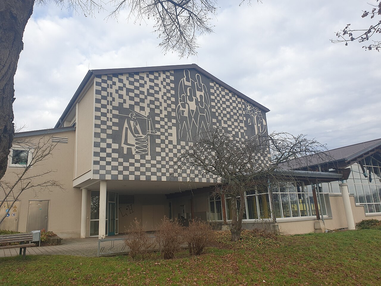 Außenansicht des Gebäudes mit Wandmalerei