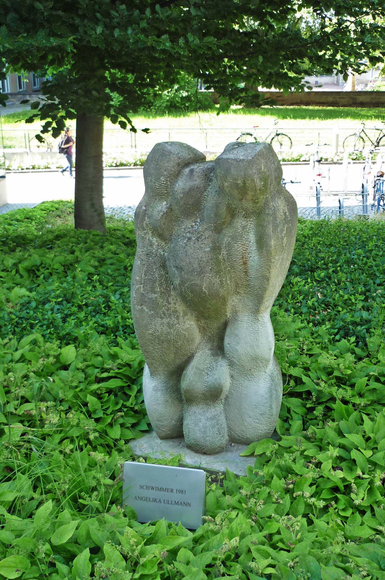 Schwimmer von Angelika Ullmann (1981) – Skulptur an der Helmholtzstr