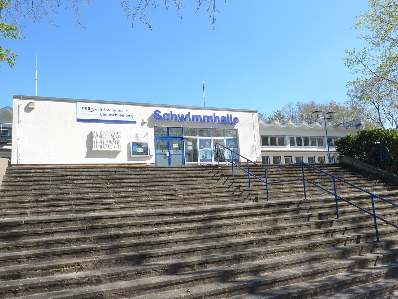 Schwimmhalle Baumschulenweg der Berliner Bäderbetriebe - Eingang