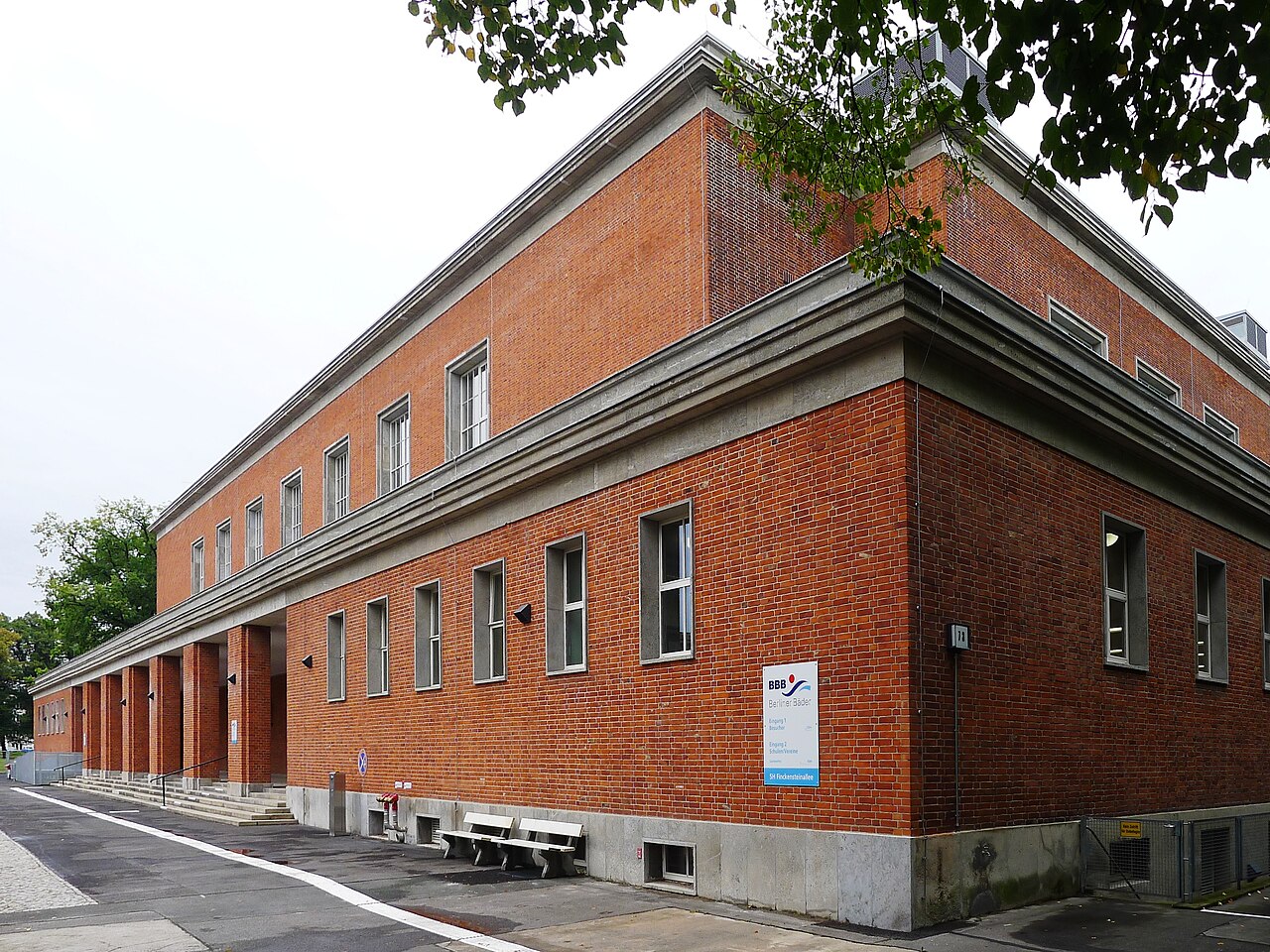 Front des Gebäudes