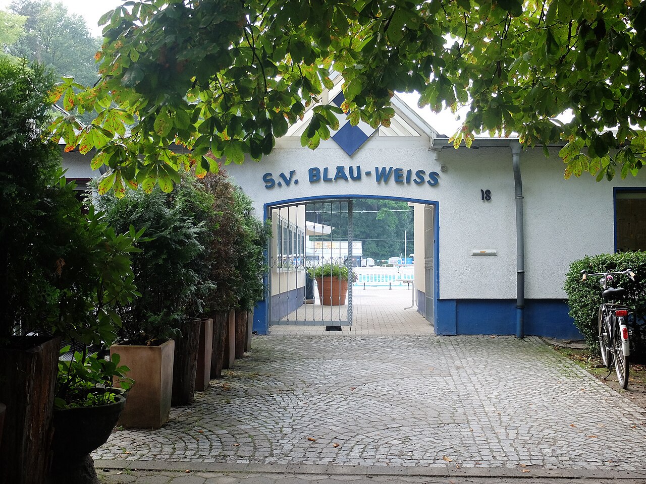 Eingang des Schwimmbades des S