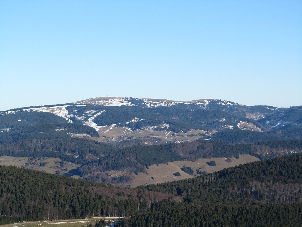 Feldberg (links, 1493 m) und Seebuck (rechts 1448 m), dazwischen das Grüble (1419 m)