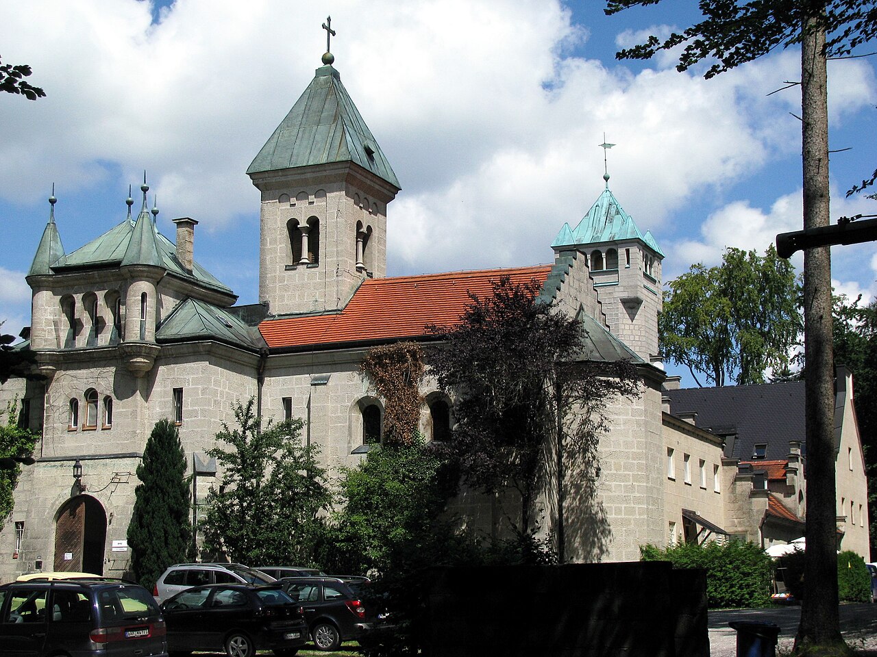 Schloss Seeburg, burgartige Anlage in neuromanischen Formen am Starnberger See Ostufer