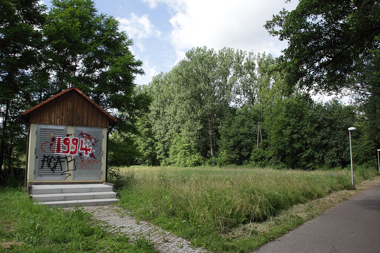 Beginn des NSG Seegut-Semmlerberg mit Gasförderstation, Waldrand, Fuß-/Radweg zwischen Oberweissach und Aichholzhof