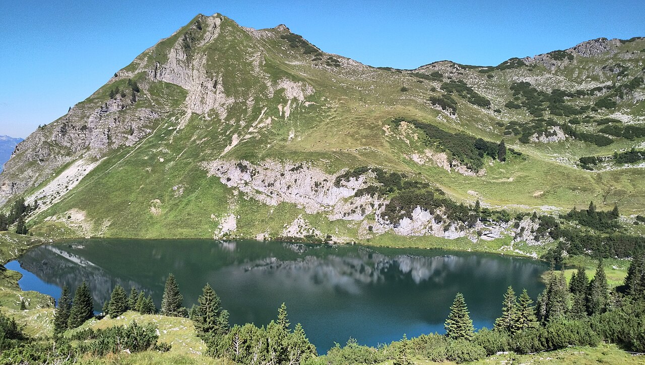 Seealpsee and Seeköpfle, view goes west