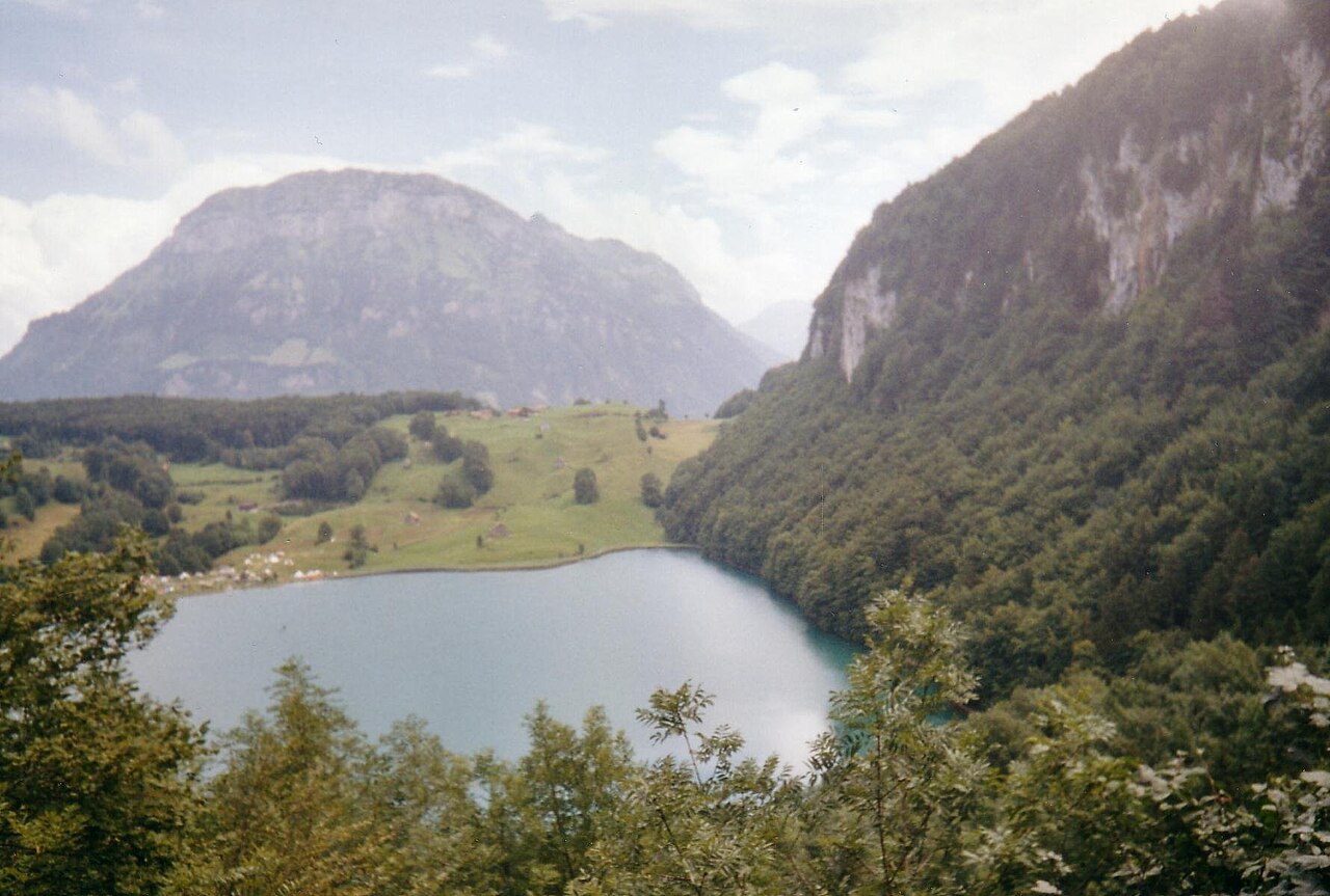 Seelisbergsee mit Fronalpstock