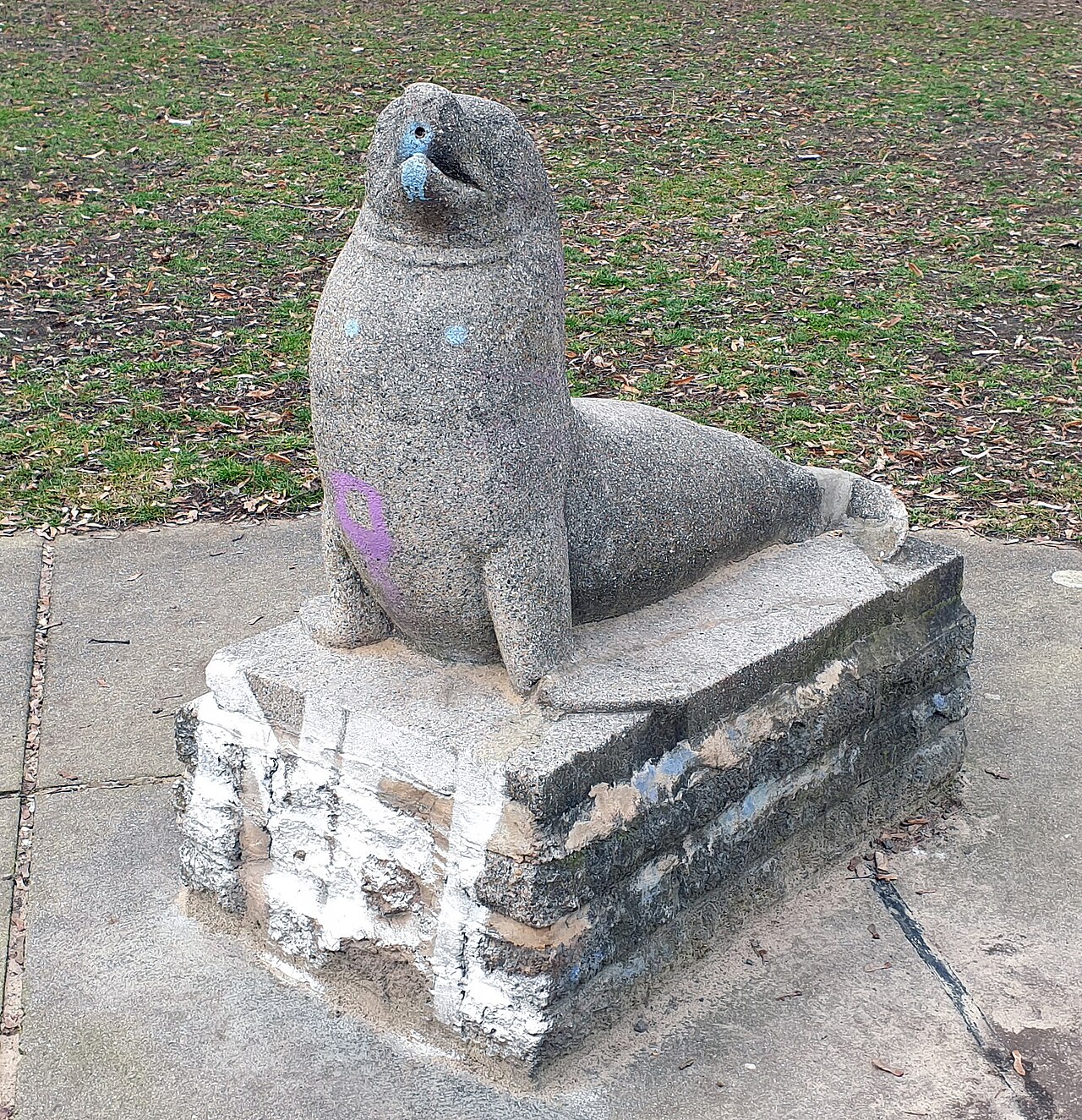 Sculpture, " Zwei Seelöwen " by Hans-Peter Goettsche , 1950, Stadtpark Lichtenberg, Berlin-Lichtenberg , Germany