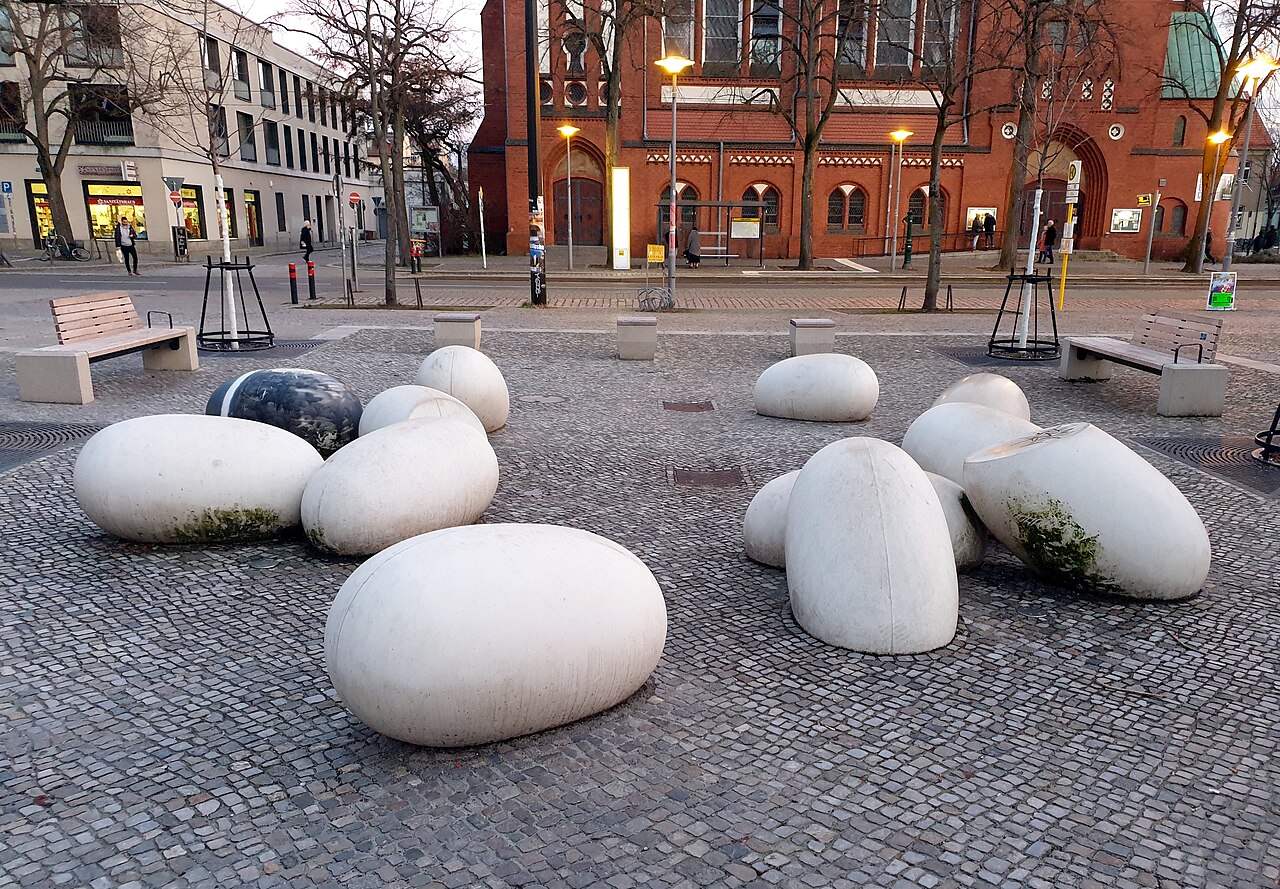 Fountain, " Seidenraupenkokons ", 2023, Bölschestraße 109, Berlin-Friedrichshagen , Germany