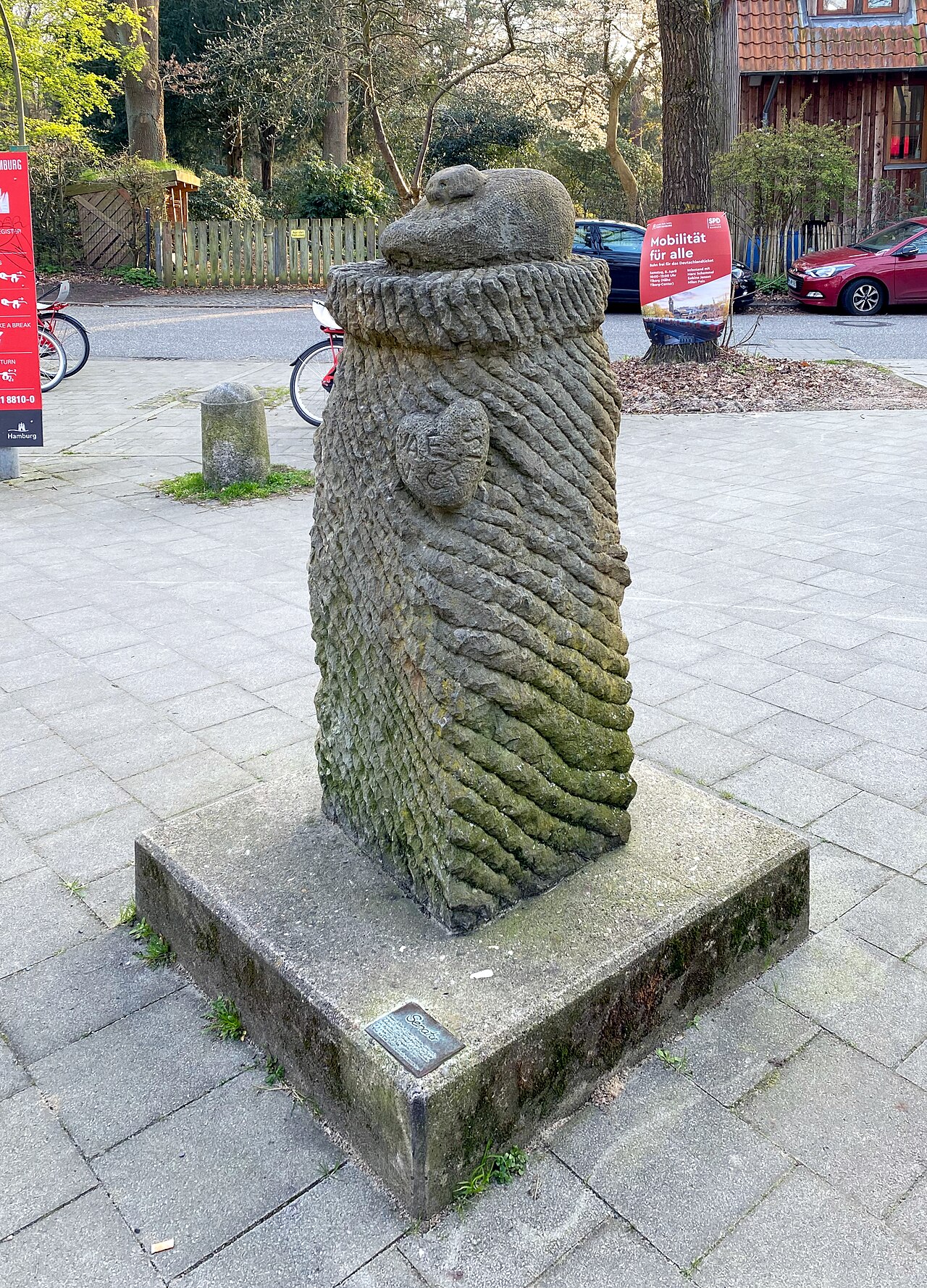 Skulptur "Senator" am Eingang zum U-Bahnhof Hagendeel in Hamburg-Lokstedt