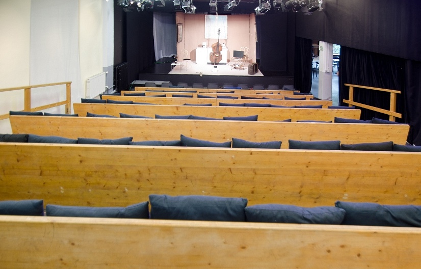 S’ensemble Theater Bühne vom obersten Zuschauerrang gesehen