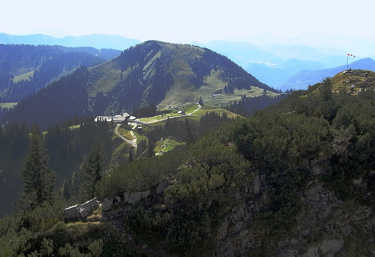 Setzberg und Bergstation der Wallbergbahn, vom Gipfel des Wallbergs aus gesehen