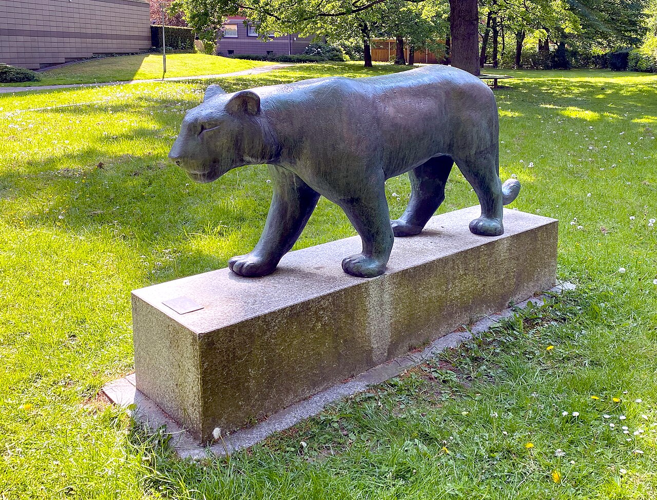Skulptur "Sibirischer" Tiger von Kurt Bauer (1965), Spannskamp 29 / 35, Hamburg-Stellingen