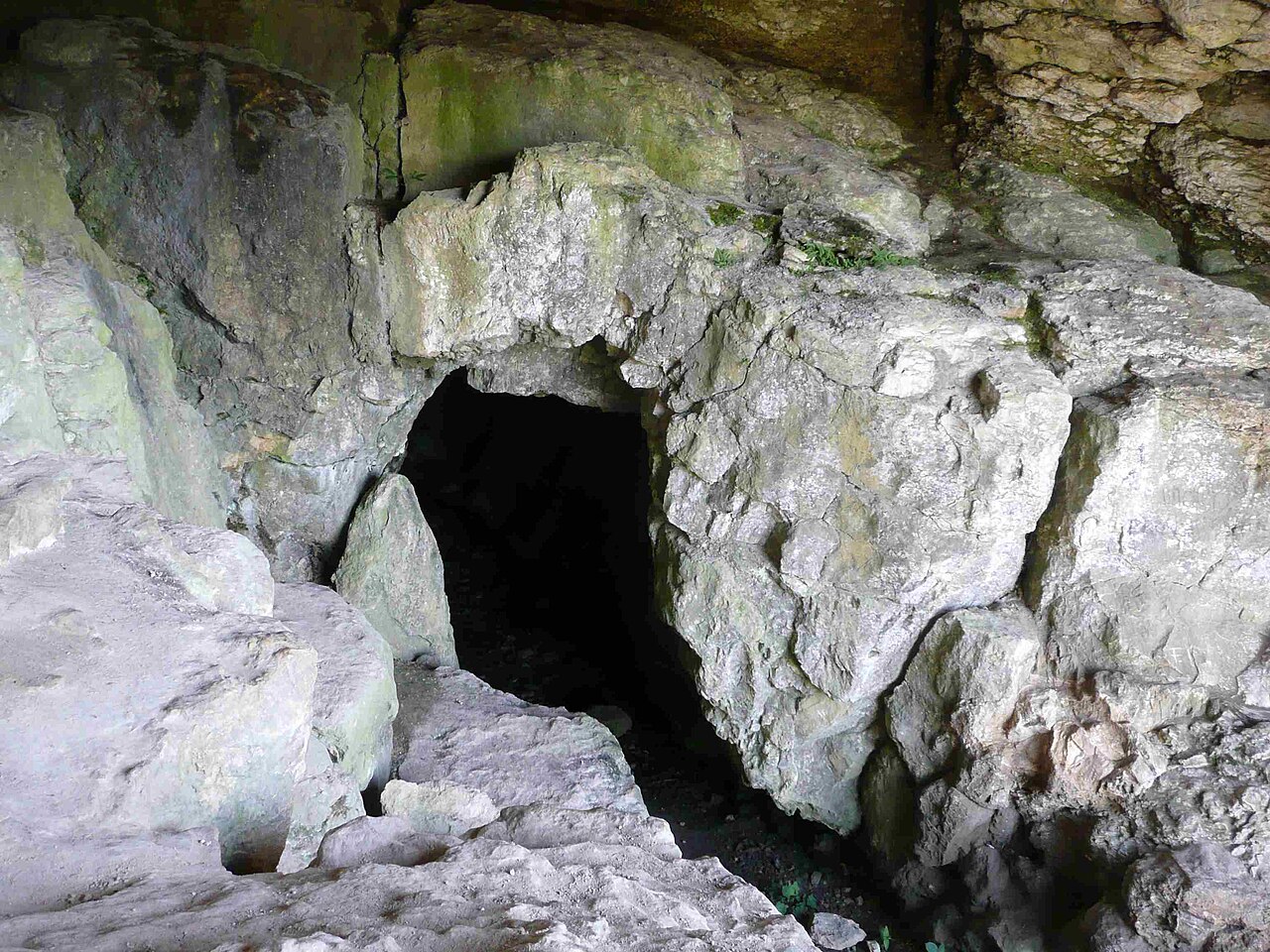 Eingang zum Sibyllenloch unterhalb der Burg Teck