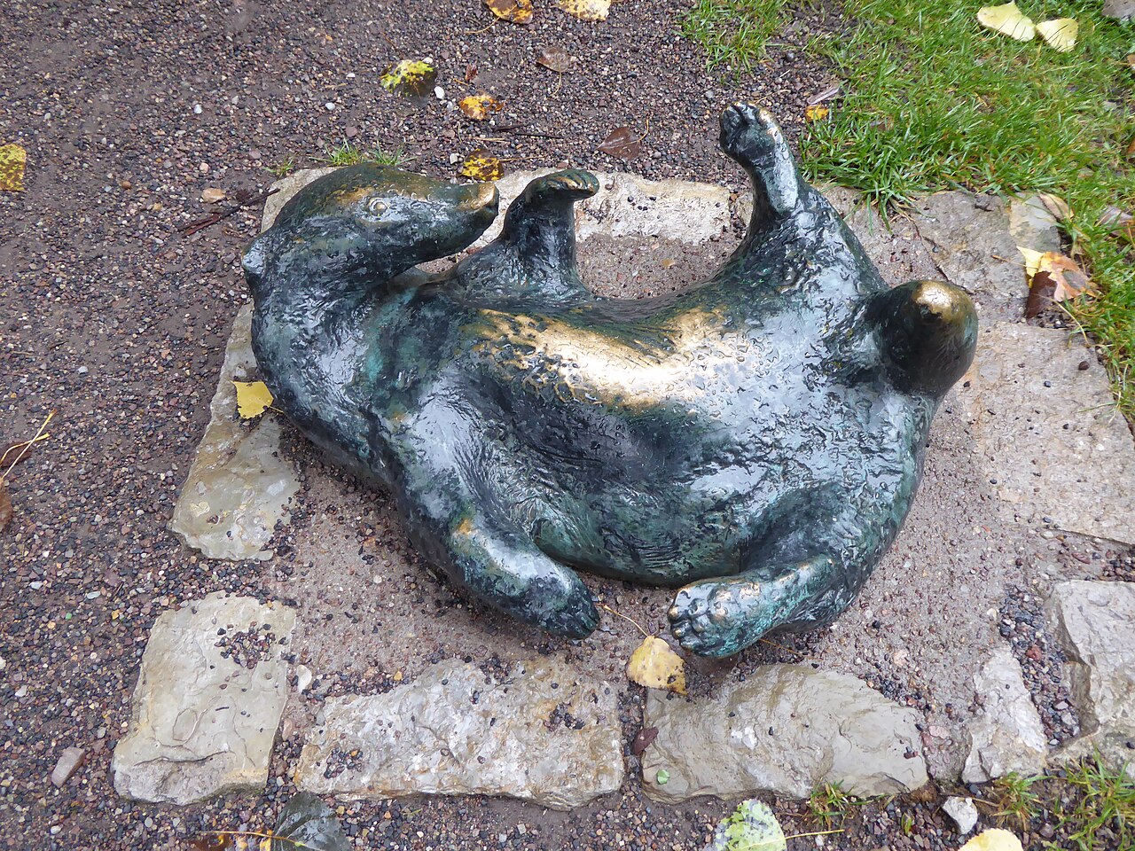 Bronzeplatik "Sich sonnender Dachs" in Erfurt